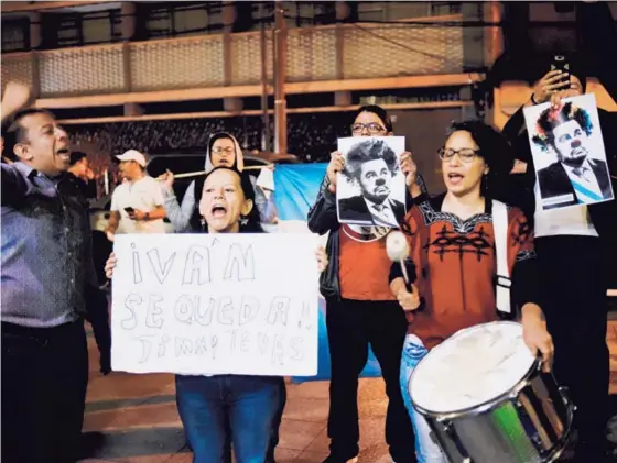  ??  ?? Personas celebraban el domingo el fallo de la Corte de Constituci­onalidad a favor del titular de la Cicig, el colombiano Iván Velásquez.