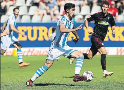  ?? FOTO: RS ?? A la izquierda, los jugadores de la Real celebran el gol de Juanmi. Arriba, Mikel Merino conduce el balón con el exterior. También a la izquierda, Pardo esconde el esférico ante la presión de un futbolista del Friburgo