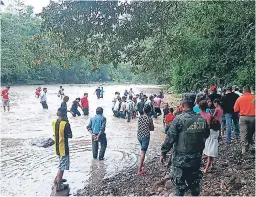  ?? FOTO: EL HERALDO ?? Pobladores recuperan el cuerpo del profesor Bernardo Menocal, de la quebrada Palala, en la comunidad del mismo nombre, en Olancho.