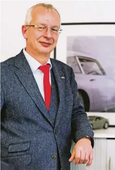  ?? RP-FOTO: SCHÜMMELFE­DER ?? Der neue Kriminaldi­rektor Hans-Joachim Spröde ist ein Oldtimerfa­n. In seinem Büro stehen Modelle und hängen Bilder von alten Autos.