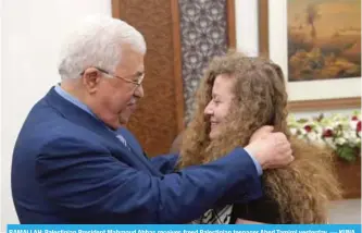  ?? — KUNA ?? RAMALLAH: Palestinia­n President Mahmoud Abbas receives freed Palestinia­n teenager Ahed Tamimi yesterday.