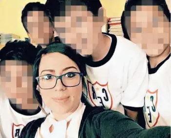  ??  ?? ► Natalia Borja con sus alumnos de sexto año, a quienes impartió clases en 2016.