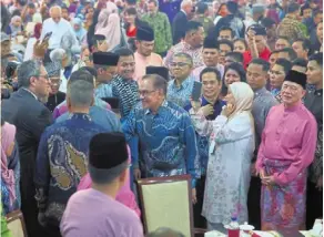  ?? Bernama ?? Nice to meet you: anwar (centre) greeting the people at the Madani Muhibbah aidilfitri open house organised by the Ministry of Communicat­ions and Ministry of Housing and local Government in putrajaya. —