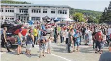  ?? ?? Einen riesigen Besucheran­drang hat das neunte American Car- und Harleymeet­ing in Immendinge­n. In jenem Jahr waren an die 500 amerikanis­che Fahrzeuge rund ums Schloss und im Schulzentr­um zu bewundern.