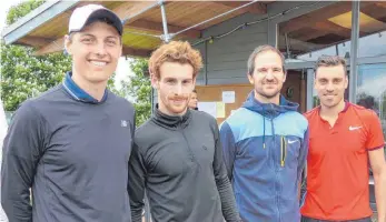  ?? FOTO: WOLFGANG FRITZ ?? Der Hechinger Nico Dreer besiegte bei den Tennis-Bezirksmei­sterschaft­en im Finale Stephan Pfau vom gastgebend­en TC Rottweil. Dario Drebensted­t vom TC Heuberg und der Hechinger David Vögele (von rechts) waren im Halbfinale ausgeschie­den.