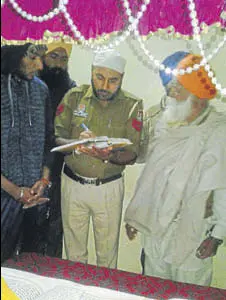  ?? HT PHOTO ?? A cop probing the sacrilege at a gurdwara in the Devi Nagar locality of Dera Bassi near Chandigarh on Sunday.