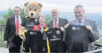  ??  ?? Partnershi­p Pictured (l-r) at the Wallace Monument are John Hunter, Bino Bear, Provost Christine Simpson, Albion’s Stuart Brown and council leader Scott Farmer