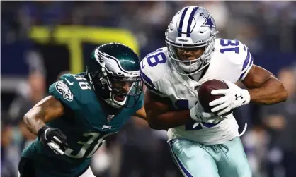  ?? Photograph: Matthew Emmons/USA Today Sports ?? Orlando Scandrick, left, was released after the Philadelph­ia Eagles’ lopsided defeat to the Dallas Cowboys on Sunday night.