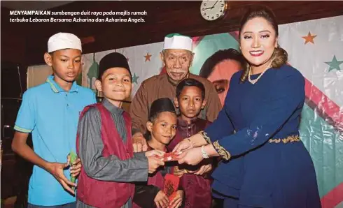  ?? Azharina ?? MENYAMPAIK­AN sumbangan duit raya pada majlis rumah terbuka Lebaran Bersama Azharina dan Azharina Angels.