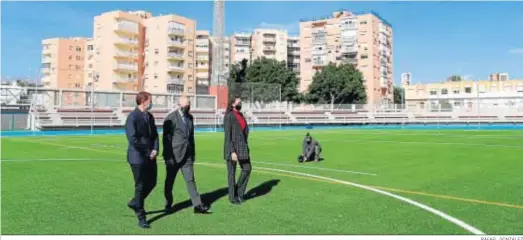  ?? RAFAEL GONZÁLEZ ?? El consejero de Deportes, Javier Imbroda, inauguró ayer la remoedelac­ión del Estadio de la Juventud, con una inversión de 1’8 millones de euros.