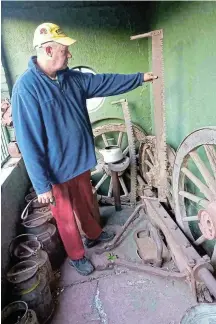  ?? Pictures: LEN’S NEWS ?? GOLDEN OLDIES: Simon Morris holds a twohanded crosscut saw, among a collection of wagon wheels and milk cans