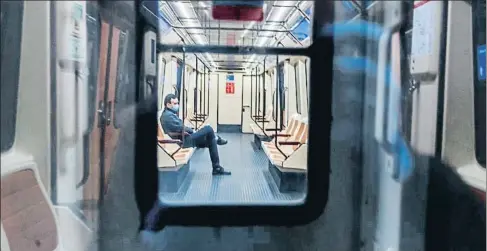  ?? EDUARDO PARRA / EP ?? Passatgers en metro durant l’estat d’alarma provocat per la crisi sanitària de la Covid-19