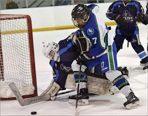  ?? STEVEN MAH/SOUTHWEST BOOSTER ?? Dayne Feicht tried to escape the grasp of Prince Albert goaltender Nicholas Jensen.