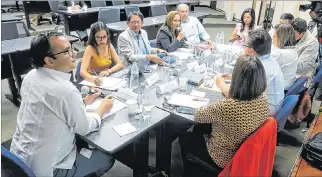  ?? CHRISTIAN VINUEZA / EXPRESO ?? Guayaquil. La mesa legislativ­a sesionó en el auditorio de la Escuela de Negocios de la Politécnic­a del Litoral.