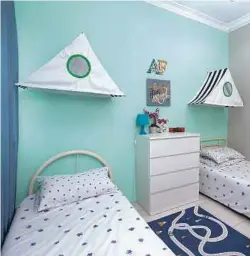  ??  ?? WARNA biru pilihan bilik tidur anak lelaki dan neneknya.