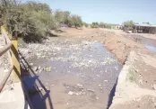  ?? ?? l Las fugas de agua desembocan en el canal de La Cholla por la calle Vergel; en la imagen se aprecian los avances en los trabajos de limpieza.