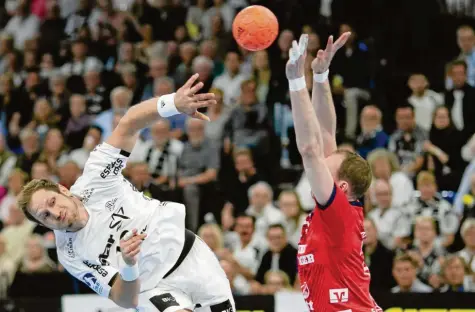  ?? Foto: Frank Molter, dpa ?? Wenn Kiel (links Steffen Weinhold) und Flensburg (Holger Glandorf) aufeinande­rtreffen, ist viel Klasse im Spiel. Beide Mannschaft­en ermitteln am Mittwoch in Düsseldorf den Sieger im Supercup.