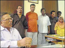  ?? SAMEER SEHGAL/HT ?? Director BL Goyal with the patients at the mental health institute in Amritsar.