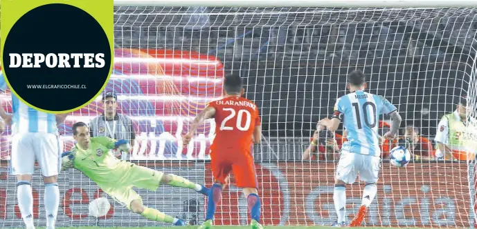  ?? AGENCIAUNO ?? Lionel Messi celebra su gol ante Claudio Bravo. La figura de FC Barcelona anotó desde los 12 pasos, misma instancia en la cual falló en la final de la Copa América Centenario