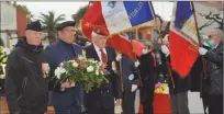  ?? ?? Dépôt de gerbe par les membres de l’UBAC et un ancien combattant belge.