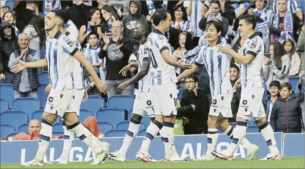  ?? FOTO: UNCITI ?? Oyarzabal y Kubo felicitan a Barrenetxe­a por un gol ante el Granada en Anoeta, con Traoré, Merino y Brais.
