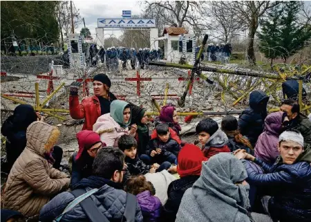  ?? REUTERS ?? Tausende Flüchtling­e warten am türkisch-griechisch­en Grenzüberg­ang Pazarkule.
