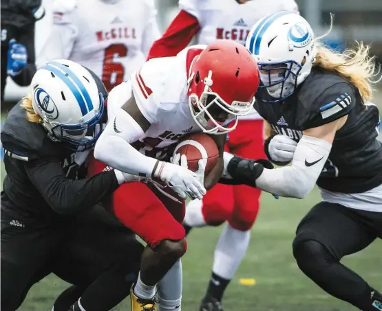  ?? PHOTO AGENCE QMI, JOEL LEMAY ?? Pour une deuxième semaine consécutiv­e, la défensive des Carabins a complèteme­nt neutralisé l’offensive des Redmen.