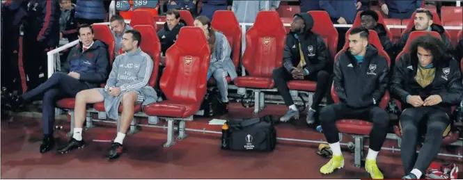  ??  ?? Emery, sentado a la izquierda de la imagen, junto a su ayudante Juan Carlos Carcedo y alguno de los jugadores del Arsenal, entre ellos, Ceballos.