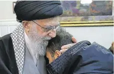  ??  ?? Ajatollah Ali Khamenei tröstet Familienmi­tglieder