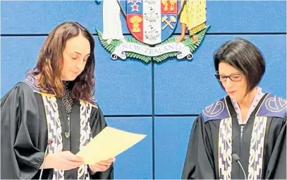  ?? ?? Judge Sarah Morrison (left) takes the Oath of Allegiance to Her Majesty the Queen and the Oath of Office in front of principal Family Court judge Judge Jackie Moran.