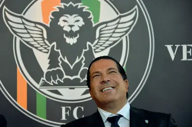  ??  ?? Presidente Sotto al leone alato, il presidente del Venezia Calcio, Joe Tacopina