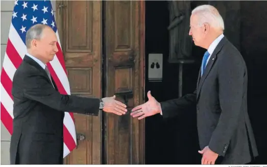  ?? ALEXANDER ZEMILICHEN­KO / EFE ?? Los presidente­s de Rusia, Vladimir Putin, y de EEUU, Joe Biden, se saludan antes de la cordial cumbre celebrada ayer en Ginebra.