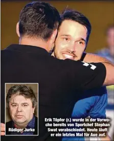  ?? ?? Rüdiger Jurke
Erik Töpfer (r.) wurde in der Vorwoche bereits von Sportchef Stephan Swat verabschie­det. Heute läuft er ein letztes Mal für Aue auf.