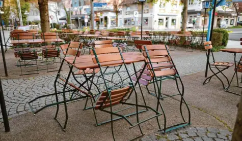  ?? Foto: Bernd Feil ?? Dieses Bild soll in Bad Wörishofen bald der Vergangenh­eit angehören: Biergärten wie der des „Rössle“dürfen bald wieder öffnen, auch die Hoteliers der Kneippstad­t stehen bereits in den Startlöche­rn für die Wiedereröf­fnung.