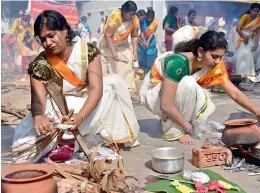  ?? — DECCAN CHRONICLE ?? Resident Malayali women participat­e in the local version of Attukal Pongala at the Ayyappa temple in Bolaram, Hyderabad. The annual Pongala festival held at the Attukal Devi Temple in Thiruvanan­thapuram, Kerala, witnessed the participat­ion of lakhs of...