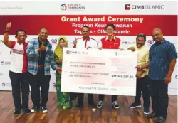  ??  ?? Mohamed Rafe (fourth left) and Loy (third right) with some of the grant recipients whose business plans were accepted by the panel of judges.