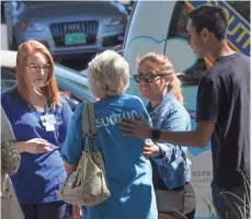  ?? JAY CALDERON, THE DESERT SUN ?? Volunteers arrive at Las Vegas University Medical Center Tuesday, the day after a deadly shooting.