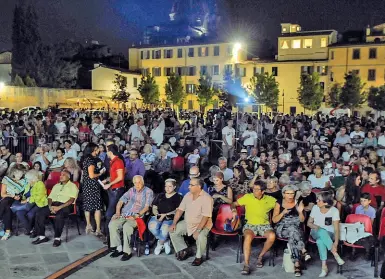  ??  ?? Il pubblico in piazza del Carmine per i trent’anni del film cult di Francesco Nuti (foto: Berti/Sestini)