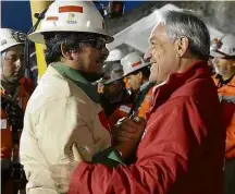  ?? Alex Ibañez - 13.out.2010/Associated Press ?? Piñera cumpriment­a um dos mineiros resgatados em 2010
