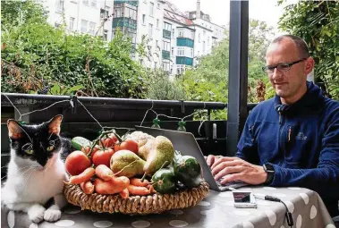  ?? FOTO: THOMAS ROMMEL ?? Thomas Rommel aus Sömmerda programmie­rt eine App, durch die Erzeuger von Obst und Gemüse und Verbrauche­r zusammenfi­nden. Überschüss­iges Erntegut soll auf diese Weise Abnehmer finden.