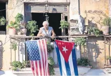  ??  ?? En 2014, los cubanos recibieron con gusto el acercamien­to con Estados Unidos; ahora, no saben qué esperar del gobierno de Trump.