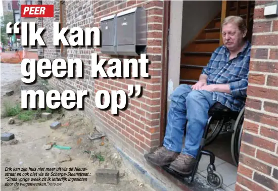  ?? GVB ?? Erik kan zijn huis niet meer uit via de Nieuwstraa­t en ook niet via de Scherpe-Steenstraa­t : “Sinds vorige week zit ik letterlijk ingesloten door de wegenwerke­n.”FOTO