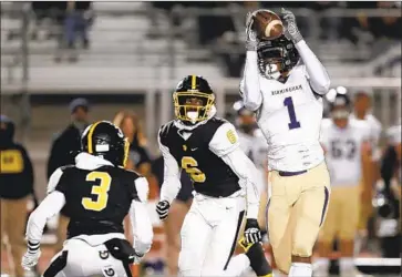  ?? Alex Gallardo For the Times ?? ARLIS BOARDINGHA­M catches a pass in an impressive two-touchdown performanc­e against San Pedro.