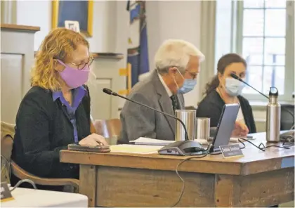  ?? BY LUKE CHRISTOPHE­R ?? New Board of Supervisor­s Chairperso­n Debbie Donehey, Vice Chair Chris Parrish and former Chair Christine Smith at Monday’s meeting.