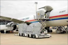  ?? ?? Uno de los aviones cargados con material sanitario.