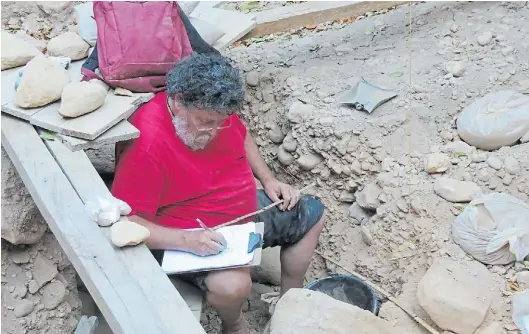  ?? ?? El antropólog­o en pleno trabajo en el yacimiento de Vale, Boqueirao, Brasil.