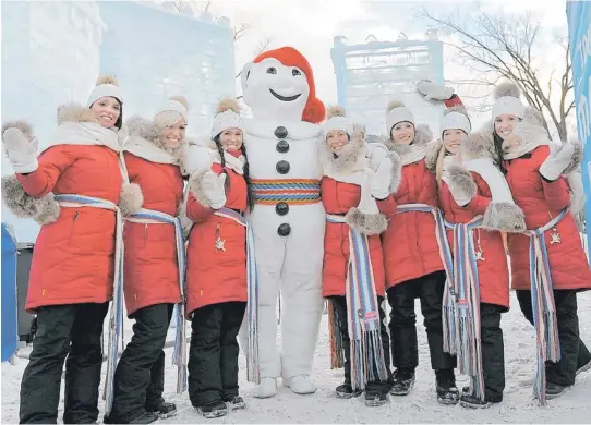  ??  ?? Accompagné de ses duchesses, Bonhomme a salué la foule une dernière fois et invité la population à revenir l’an prochain pour la 61e édition du Carnaval de Québec.