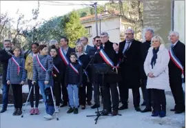  ??  ?? Discours du maire Bernard Destrost avec les élus du conseil municipal des jeunes et les personnali­tés dans le petit jardin du Presbytère.