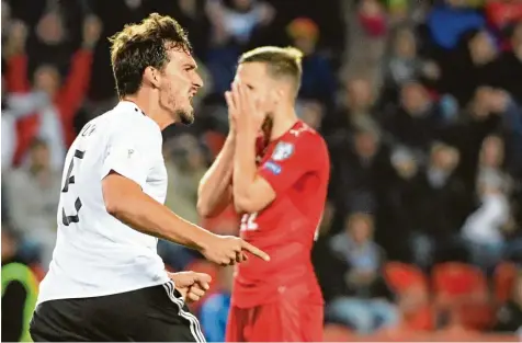  ?? Foto: Jan Huebner, dpa ?? Der beste Mann auf dem Platz: Mats Hummels. Er hielt die Abwehr zusammen und erzielte den Siegtreffe­r gegen Tschechien.