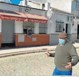  ?? FERMÍN CABANILLAS / EFE ?? Un hombre pasa ante un bar cerrado en El Garrobo.